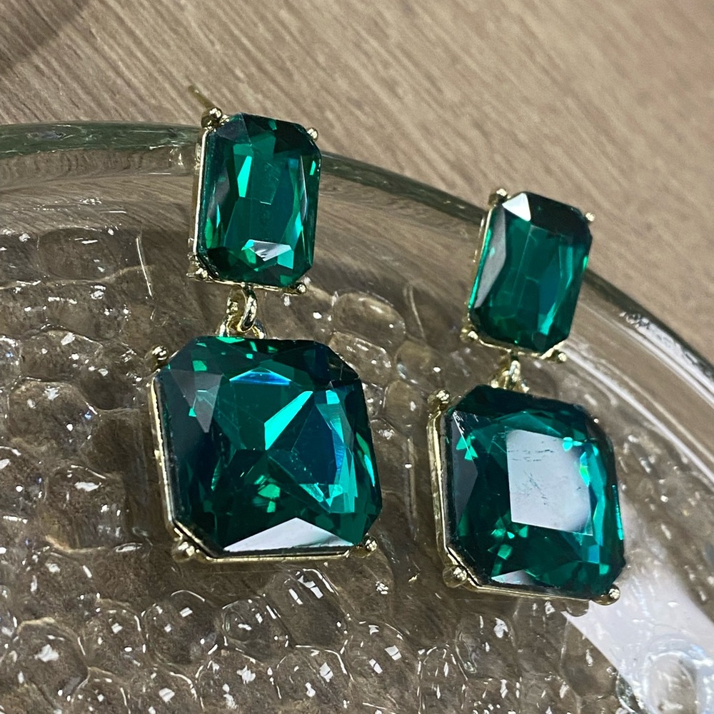 Jeweled emerald green earrings - Picture 3 of 4